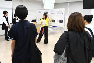 エコー（超音波）検査について説明する福満千容助教