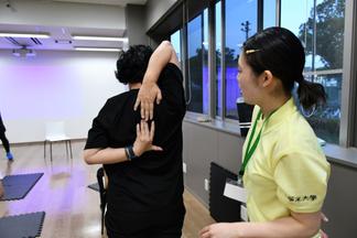 背中で両手を組めるかチェックする指椎間距離