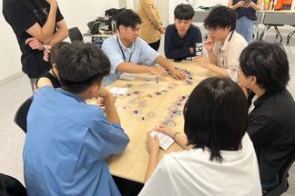 ピクトグラムの描かれたカードで交流する学生たち