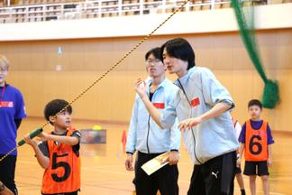 学生も投げ方のアドバイスをします