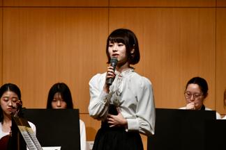 挨拶をする部長の首藤舞さん