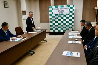 感謝の言葉を伝える永田理事長