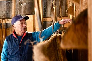 馬場水車場にて、説明をする線香職人の馬場さん