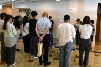 各グループの発表を聞く学生と教員