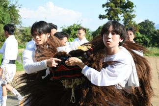 学生も獅子頭を持つ役割を体験しました