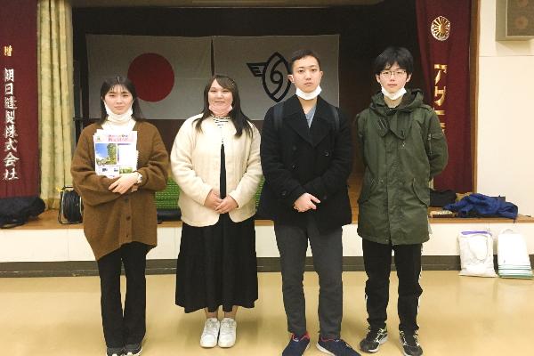 左から新留さん(商学部)、新川さん(法学部)、髙田さん(法学部)、杉永さん(経済学部)