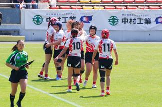 勝利を喜ぶナナイロプリズム福岡の選手たち