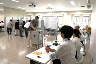 選挙の様子を見守る学生