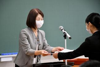 表彰状を授与する吉田学部長(人間健康学部)