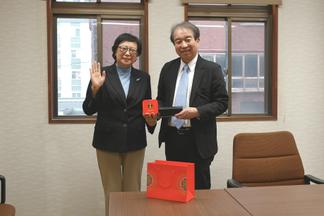 王代表からも学長にプレゼントが手渡されました