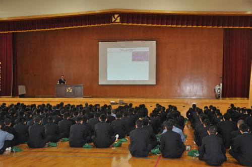 12月9日（月）に久留米市の祐誠高校の1年生約450名を対象に行った、先端癌治療研究センター肝がん部門古賀浩徳教授による授業の様子