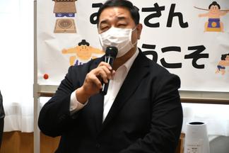 ユーモアあふれる回答をする安治川親方