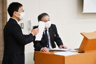 左から法学部 土肥　勲嗣講師、古賀課長