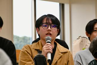 質問を投げかける学生の様子