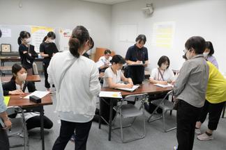 学習時間が終わった後、観察した大人が全員で振り返りを行っています