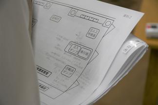 メモを取りながら真剣に体験ブースをまわっていく学生