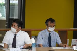 (左から)地域連携センター長 上村教授、副学長 荒井教授