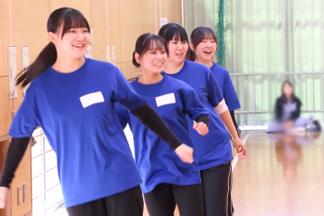 学生も一緒に体をほぐします