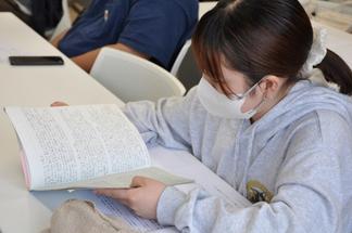 じっくりと時間をかけて読む学生の姿も
