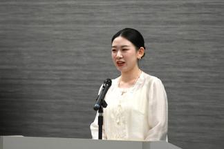 最優秀賞を受賞した鄭 家怡さん(スピーチ風景)