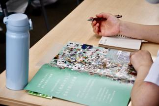 メモを取りながら説明を聞く参加者