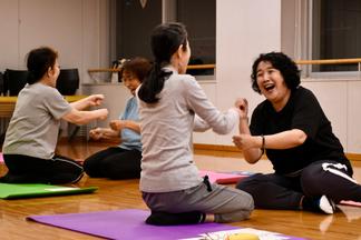 笑顔で楽しむ参加者の様子