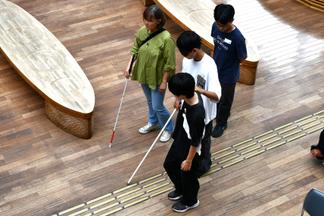 実際に学生が、中高生へ実演して体験