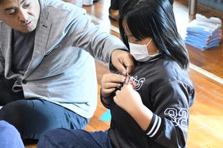 心臓はどこ？ 自分に心臓シールを貼ってみます