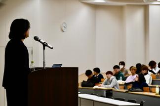 学生からの質問に答える岩間さん