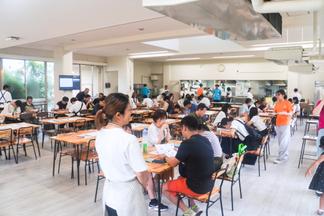 特製のキーマカレーとすいかのデザートをお楽しみいただきながら学生寮を紹介