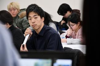 コメントをする牛島さん