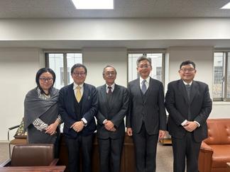 (写真左より) 周家礼奈教授、小原清信教授、吉弘光男教授、荘院長(東呉大学)、程先生(東呉大学)