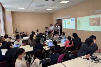 画面操作を見ながら子どもたちも実習