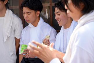 訪問先では、飲み物や手料理が振る舞われました