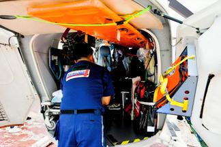 ドクターヘリの内部は、医療機器がいっぱい