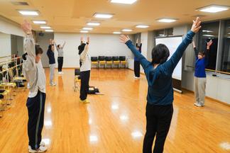 徐々に体をほぐしていきます