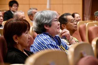 記念講演を聞く参加者