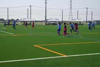 隣接する人工芝の球技場ではサッカー大会が開催されました