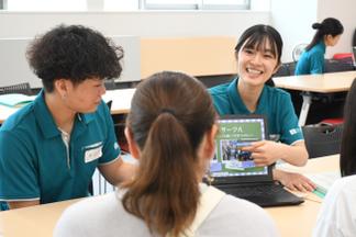 先輩たちが来場者の質問に対応しました