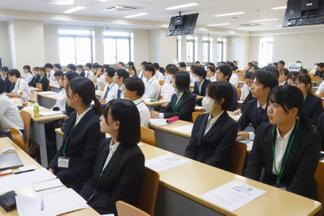 真剣に耳を傾ける学生たち