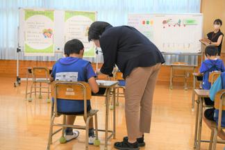 学習の場も学校に近い状況を再現し行動を学びます