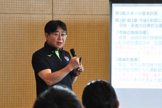 保護者向けに講義する吉田繁敬氏（アイ・プラス株式会社）