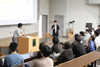 小澤先生と学生がロールプレイをする様子