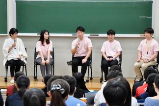 学生座談会の様子