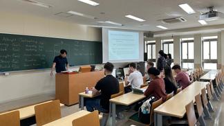 商学部金田教授によるビジネスに関する講義の様子