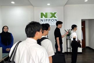 社屋に入る学生たち