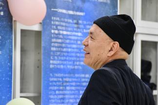 展示企画を眺める校長先生