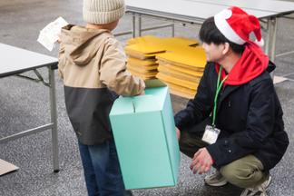 大事そうに大きな箱を持ち帰る子ども