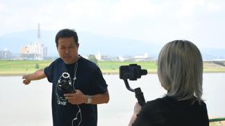 水天宮の境内より筑後川を紹介する久留米市の職員さん