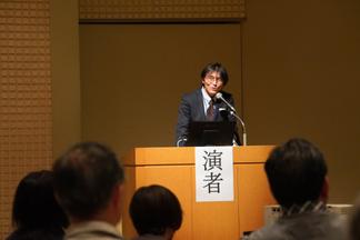 講演する主藤 朝也 准教授